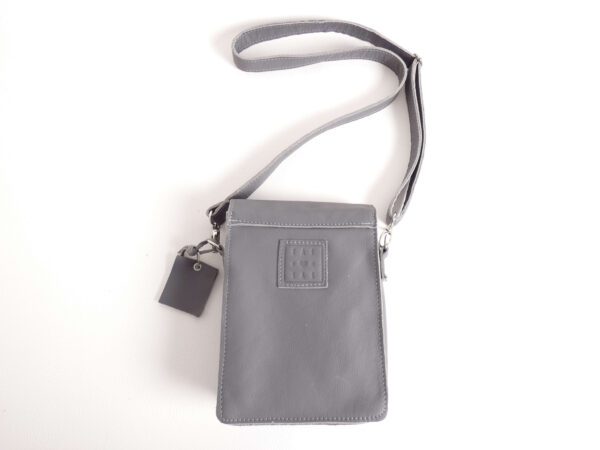 crossbody tas conny - grijs leer - achterkant met logo - tas van sas