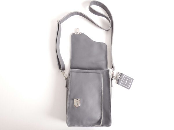 crossbody tas conny - grijs leer - sluit met een kliksluiting - tas van sas