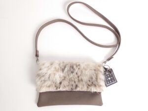 crossbody tasje willeke - bruin leer met een bontje - tas van sas