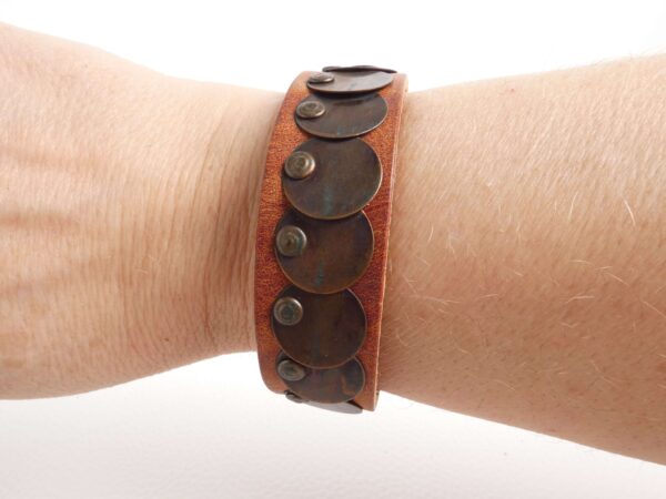 armband bo - cognac leer met rondjes in het brons - tas van sas -